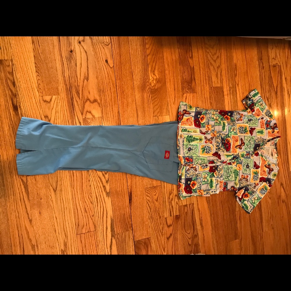 ๐ฆ๐๐บ Scrub set! ๐ฆ๐๐บ - Picture 3 of 7